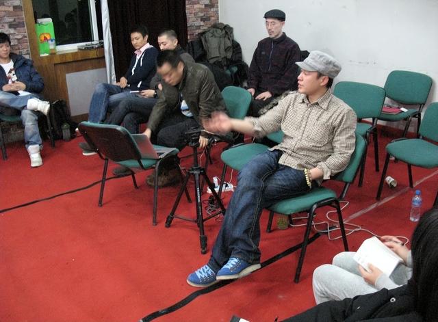 女演员自曝被前任殴打、拍性爱视频,细节指向张颂文,网友破案