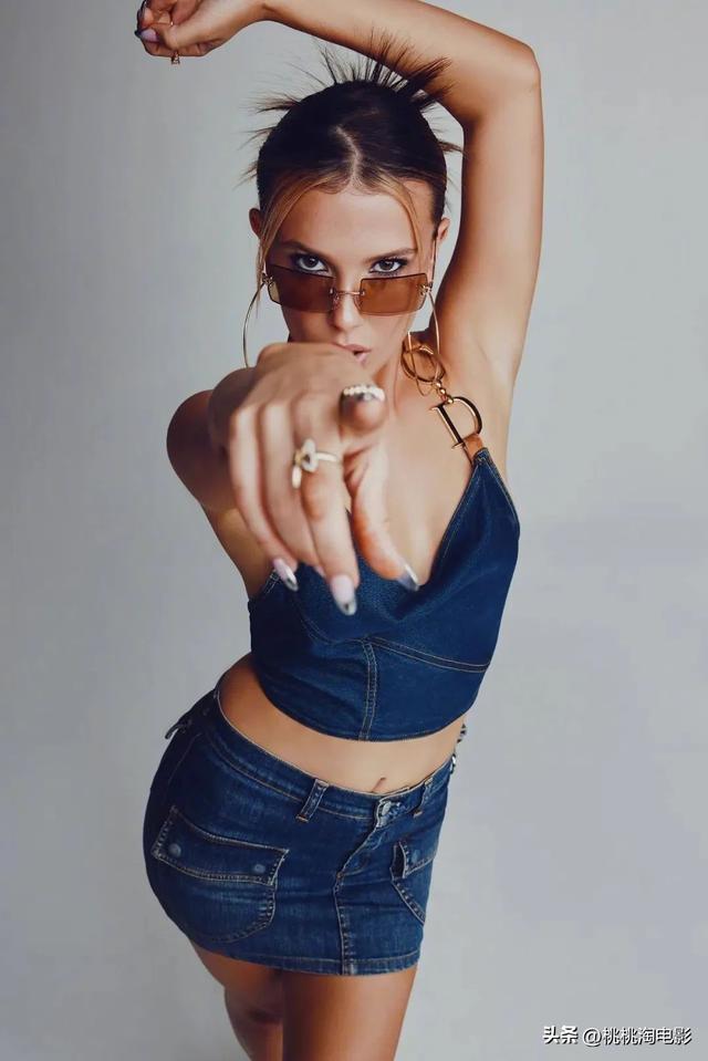 《怪奇物语》“小11”米莉·波比·布朗杂志大片,展现成熟外放形象