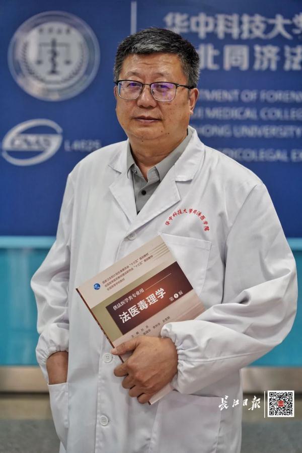 给死者当翻译40年,武汉61岁法医火上热搜