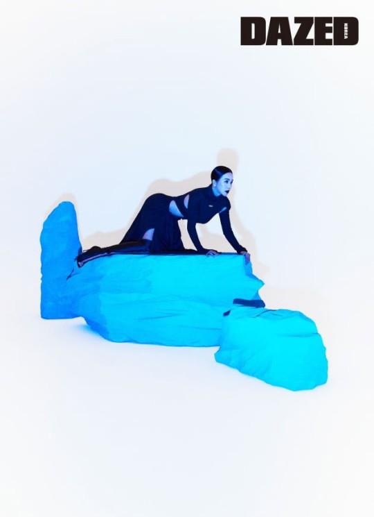 韩国女艺人严正花最新杂志写真曝光