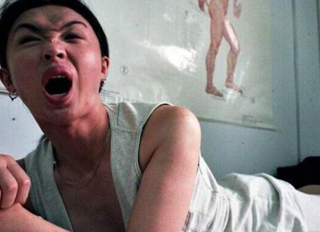 52岁金星重回男儿本色，全身男装素颜走街，网友感慨：太飒了