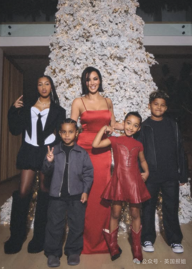 侃爷老婆要离婚？卡戴珊甜吻新男主毫不在意，网友：幸好她已逃了