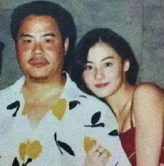 张柏芝母亲戴莎莉，16岁怀孕，四段婚姻，55岁还全裸拍三级片