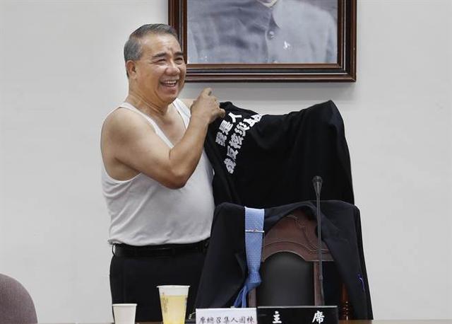 国民党民意代表换新战袍 大书：拒吃核灾食品