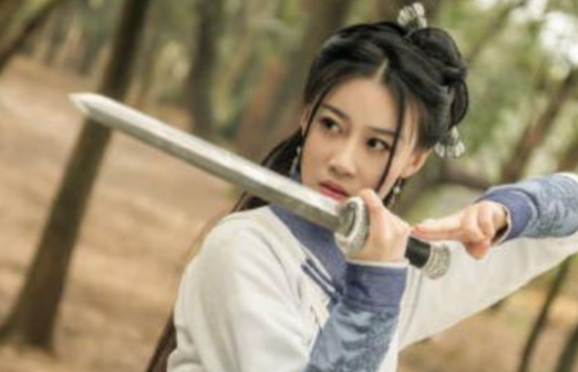 给宝剑起名字只服梁羽生，梁羽生笔下的十大名剑，金庸也写不出来