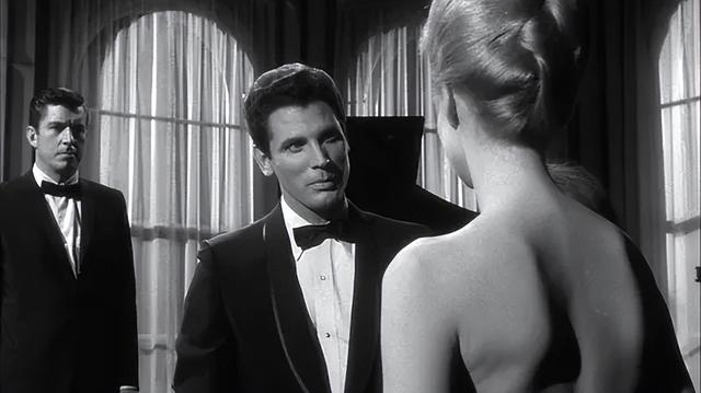 电影《裸吻》：以黑暗的氛围、紧凑的剧情以及惊悚动作场面而闻名