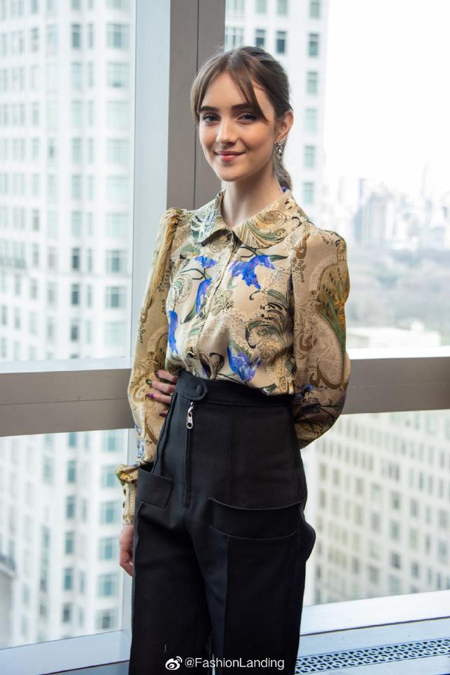 塔莉娅·莱德气质亮相，印花衬衫+高腰裤，很有时尚感