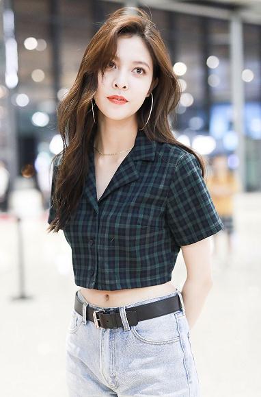 宋妍霏越来越潮!穿露脐装配牛仔裤,简直时髦到飞起