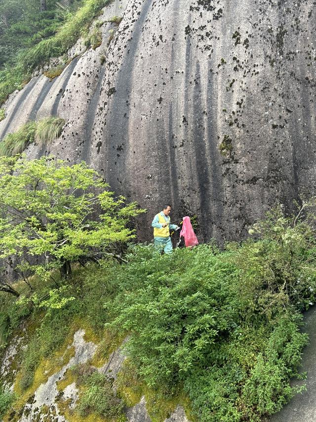 黄山放绳工李培生：收到回信之后，自己也成了一道风景