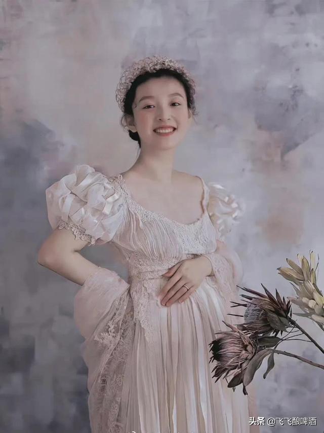 日婆大方秀孕肚,同样都是女明星怀孕,内娱咋是另一翻景象?