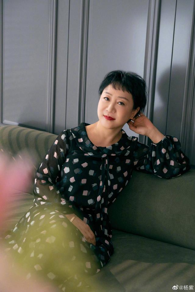 杨紫晒妈妈近照神似张凯丽，手戴金镯贵妇感十足，为女儿辞掉工作