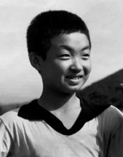 52岁金星重回男儿本色，全身男装素颜走街，网友感慨：太飒了