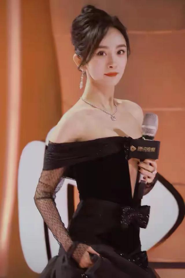 杨幂 黑色的诱惑 大秀事业线！肤白貌美魔鬼身材性感火辣 让我心动