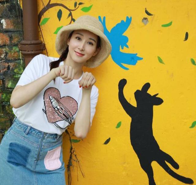 嫁给名门后裔,却不做豪门金丝雀,42岁胡静被朱兆祥宠溺至深