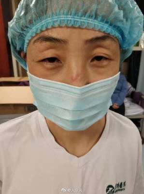 莹莹主动(为节省宝贵的防护用具，她主动要求再坚持一班)