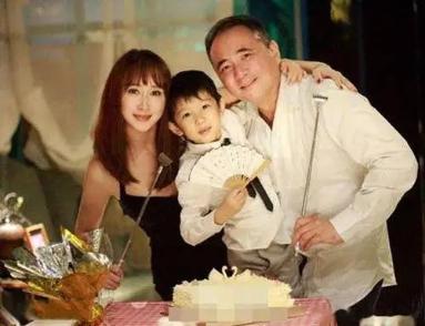 嫁给名门后裔,却不做豪门金丝雀,42岁胡静被朱兆祥宠溺至深