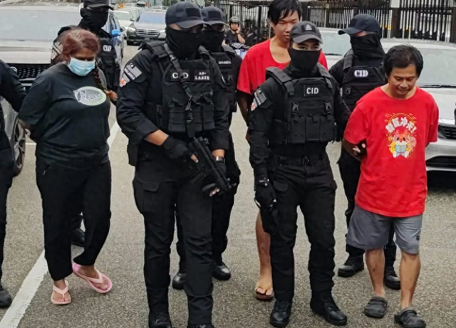 马来西亚华人丈夫联手情妇买凶杀妻，弃尸车内，3人被控谋杀