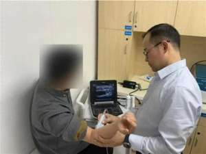 儿子用力(男子教育儿子时气得扔抽纸，不料用力过猛手臂疼了两个月)