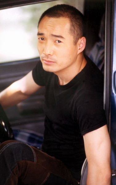 他是曾黎前男友,被韩国美女倒追,从机修工到影帝的他有何魅力?