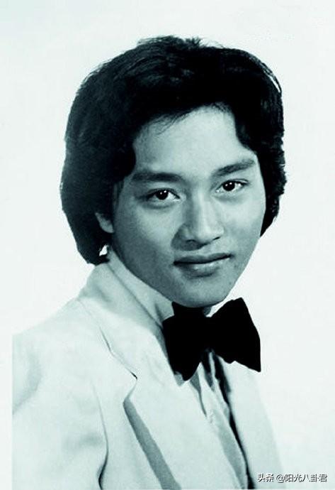 张国荣20岁出道，首次参加比赛照罕见曝光，6岁莫文蔚上台献花