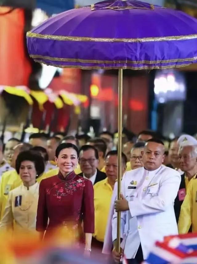 泰王携手苏提达同框唐人街,身边无新欢,王后脚踩恨天高如履平地