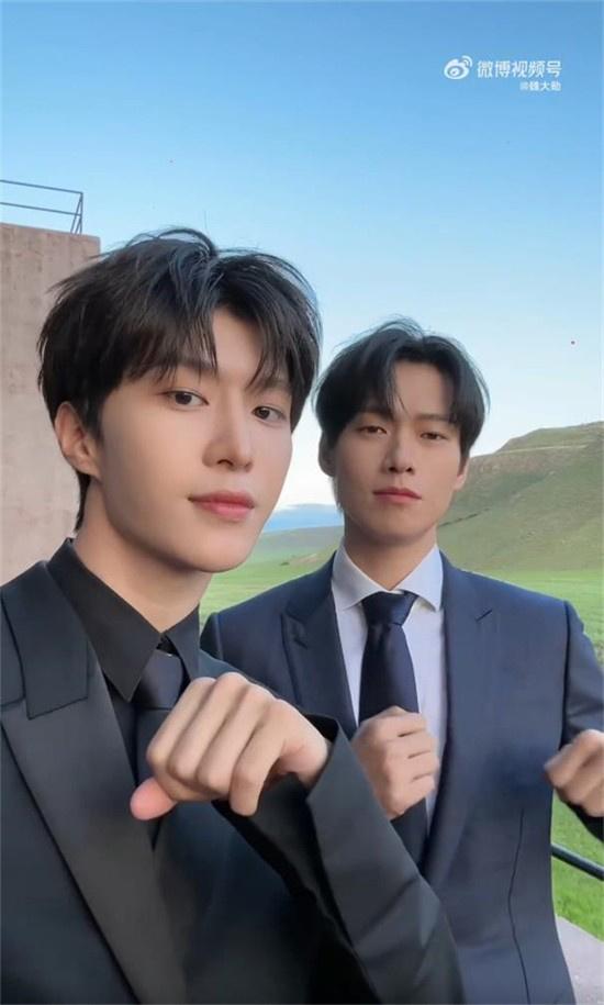 显眼包line！范丞丞魏大勋穿黑西装跳舞帅气十足