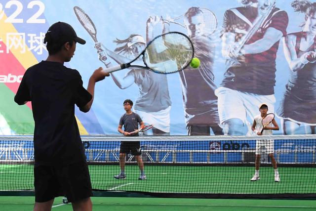 图说│“全民健身日”在“浦西第一高楼”燃情夏日，第三届白玉兰网球文化节开幕