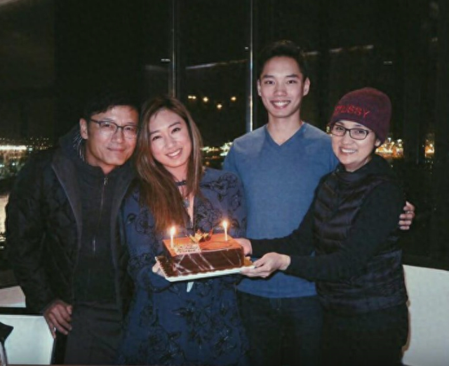 苗侨伟女儿曝泳装照！33岁苗彤小麦肌肤身材火辣，美貌遗传戚美珍