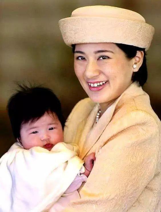 文仁亲王：身高175野心勃勃，41岁生子成皇嗣，喊话哥哥早点退位