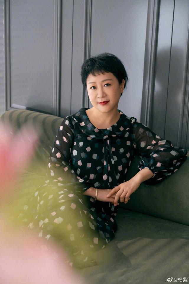 杨紫晒妈妈近照神似张凯丽，手戴金镯贵妇感十足，为女儿辞掉工作