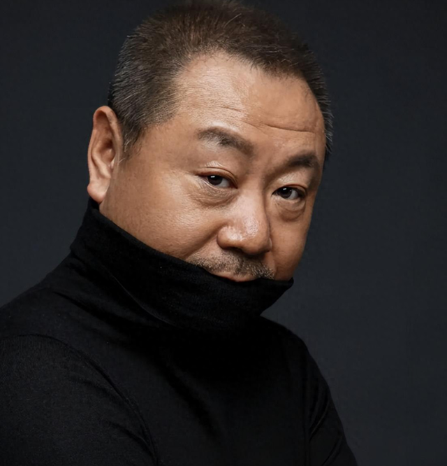 【人物志】范伟：从结巴少年到影帝，他凭什么逆天改命？