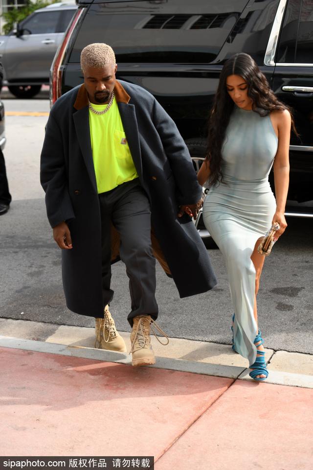 金·卡戴珊穿开叉紧身裙 巨臀纤腰性感诱人！