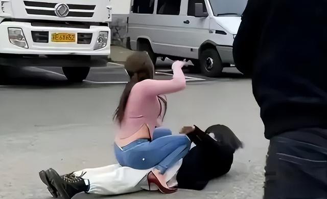 街头惊悚一幕！正妻当街羞辱小三，扒光并暴打！引发网友热议