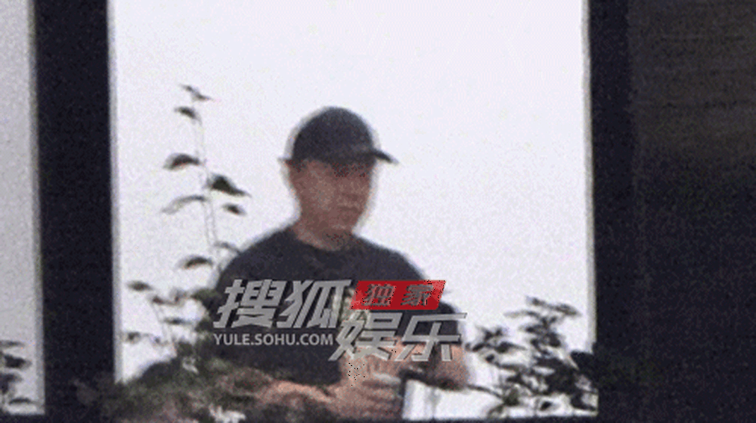 黄渤现身工作室忙碌 身穿短袖特别有活力