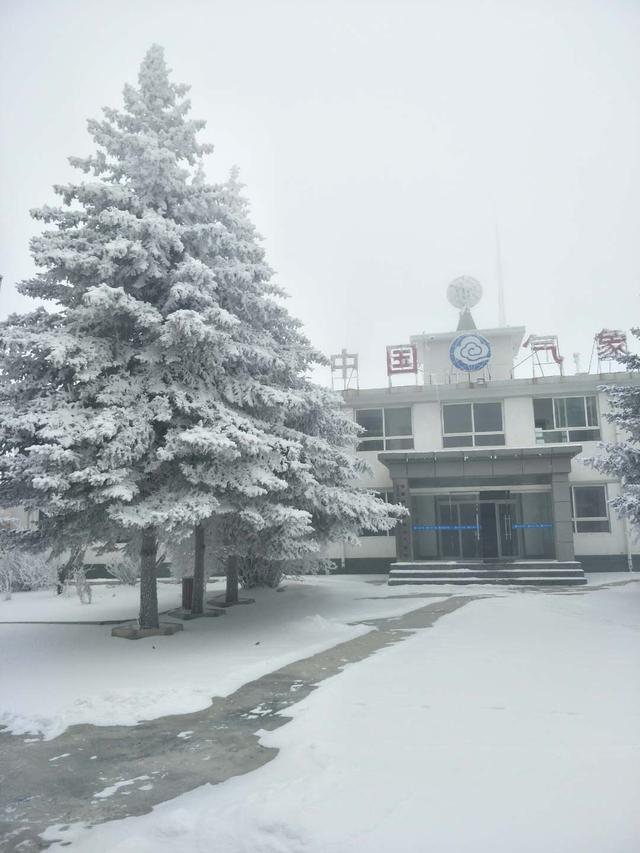 「风雪中的气象工作者」当气象设备冻成冰雕……