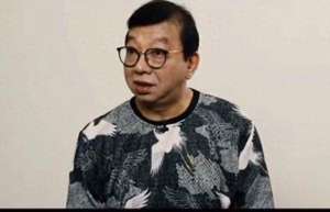 御用闲人(周星驰“御用闲人”近况曝光满头白发面色暗淡，网友直呼认不出)