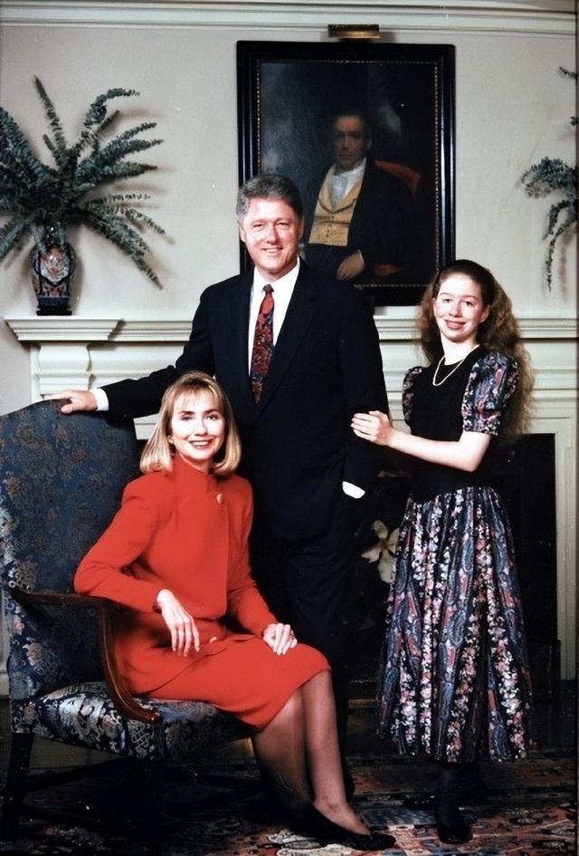 1998年克林顿曝“拉链门”丑闻,希拉里绝不吃亏,找多位情人报复