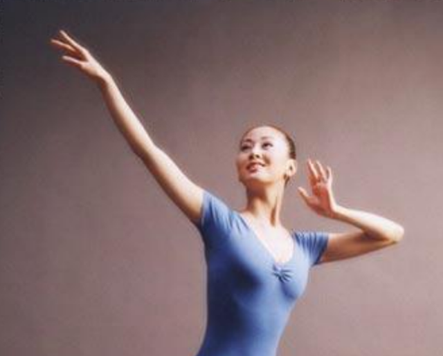 汤加丽：因当“人体模特”被丈夫抛弃，被父母嫌弃，46岁仍然单身