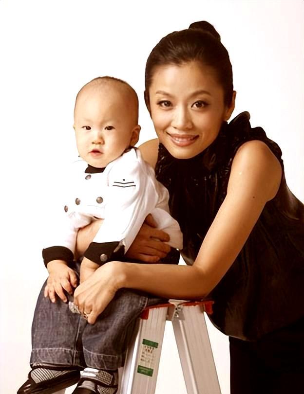 主持人曾子墨：嫁上司4年生2胎，结婚18年，如今活成人生赢家