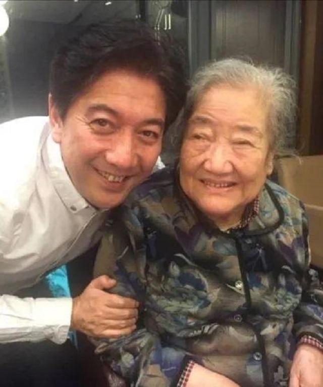 抛弃妻子另娶小13岁新欢，照顾残障哥哥16年，水均益人品究竟如何