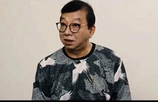 周星驰“御用闲人”近况曝光!满头白发面色暗淡,网友直呼认不出