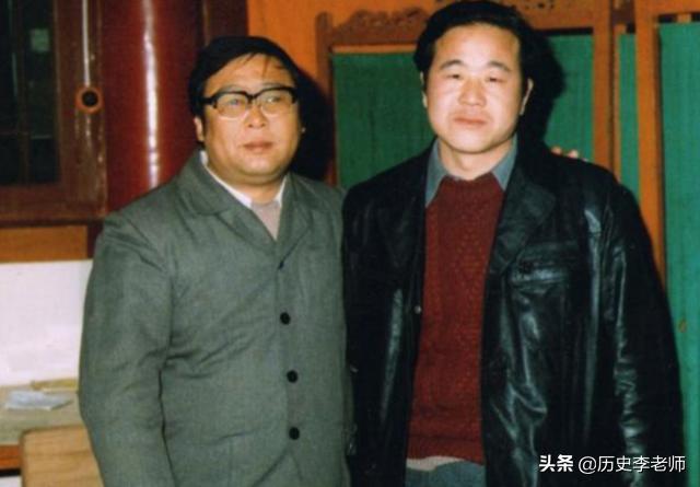 作家路遥老照片:病危时妻子坚持和他离婚,图8和莫言合影很罕见