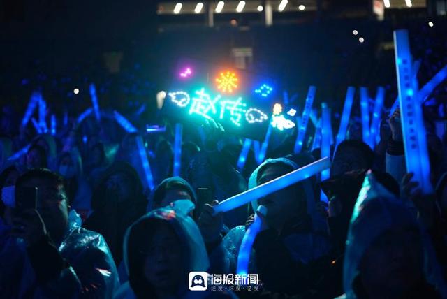 日照群星演唱会!赵传深情演唱《我是一只小小鸟》全场观众跟唱!