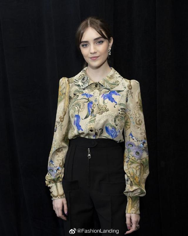 塔莉娅·莱德气质亮相，印花衬衫+高腰裤，很有时尚感