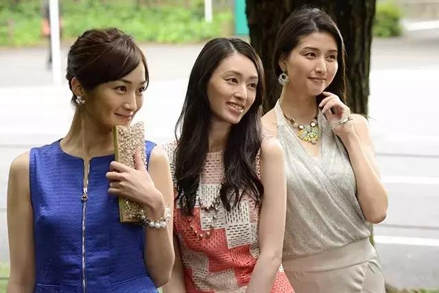 愉快的连衣裙 不愉快的果实