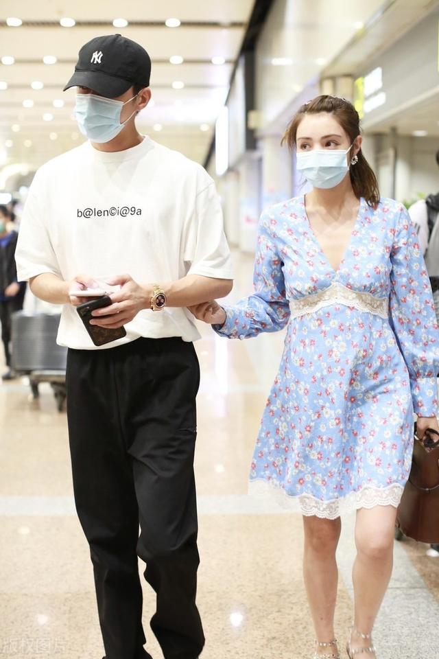 这个后环抱太甜了吧!姜潮和麦迪娜夫妻同框,每次都双手紧扣