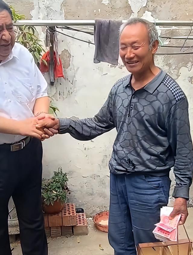 太讽刺!姜萍再被质疑,成名后各大人物去家里采访送礼,还要修路