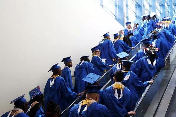 研究发现学历越高越长寿，读大学能让你多活几年？丨双语晨读