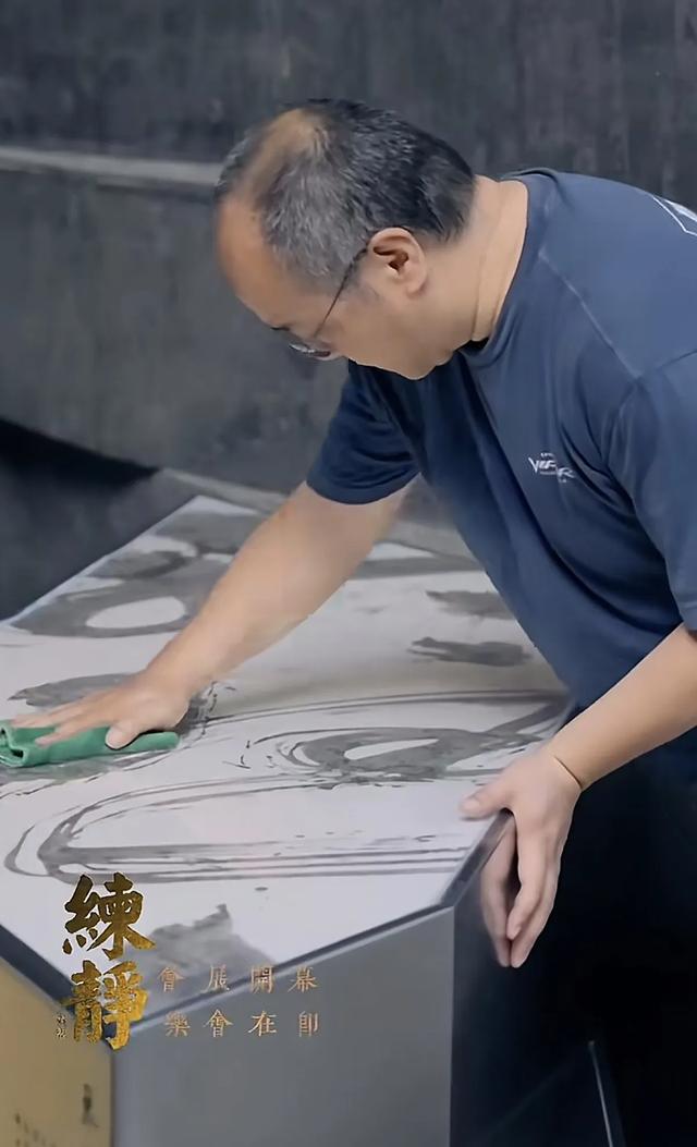 窦唯现状曝光：隐居阿那亚，秃顶头发花白索性剃光头，偶尔会演出