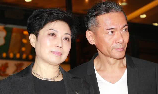 影星江华罕现身，和大8岁妻子好恩爱！曾出轨邓萃雯现婚姻仍美满